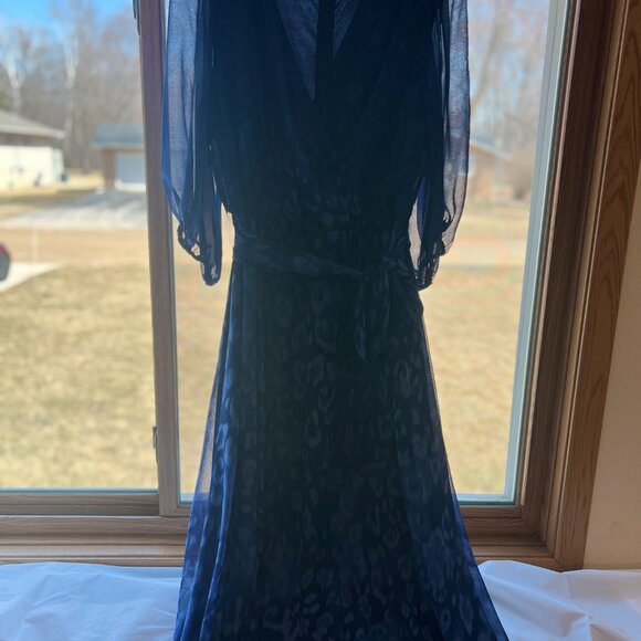 NWT Blue Flowy V-Neck Plus Size Dress - Picture 5 of 5